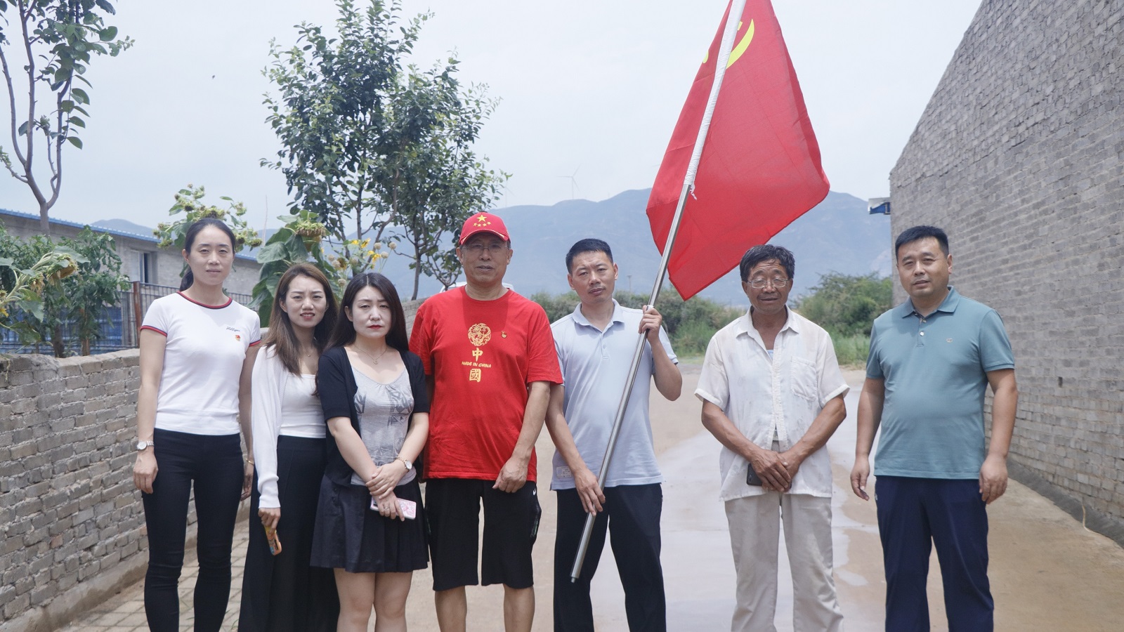 草莓视频下载APP党支部组织开展“慰奶农、游红馆”七一活动